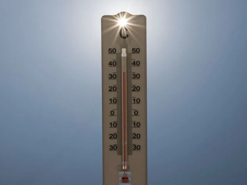 Calor dos oceanos bate marcas e agosto iguala recorde global, aponta Copernicus