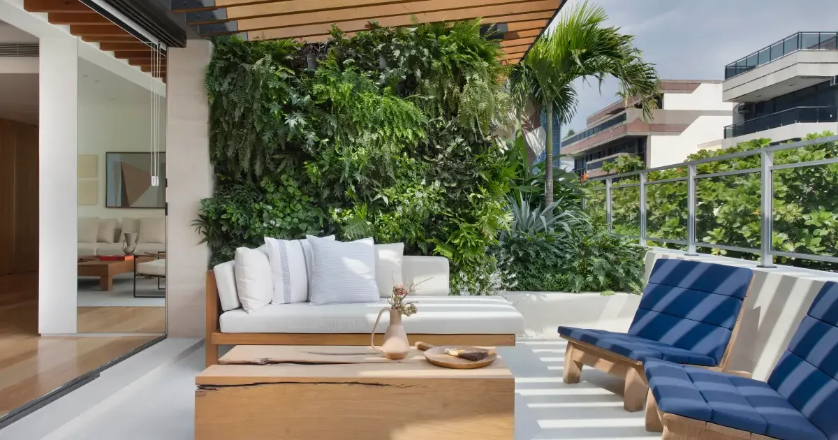 Cobertura no Leblon integra sala, cozinha e terraço com jardim vertical