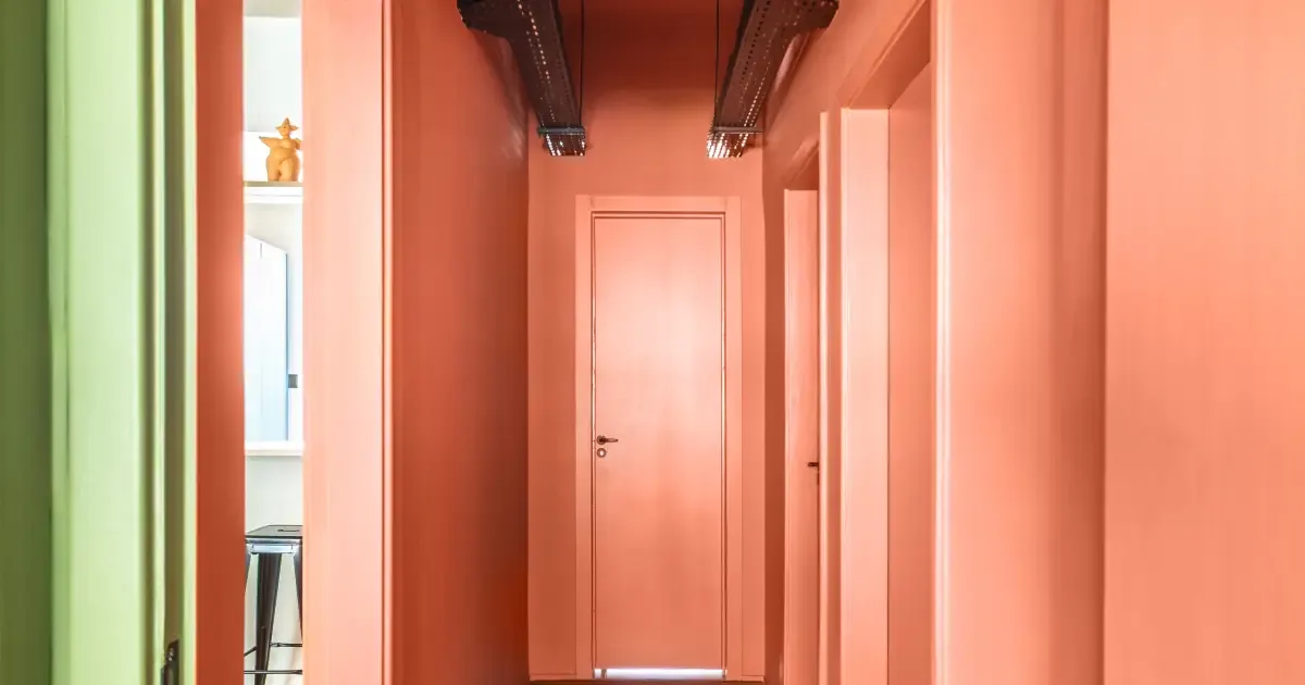 Pintura, texturas e marcenaria dão profundidade à decoração monocromática