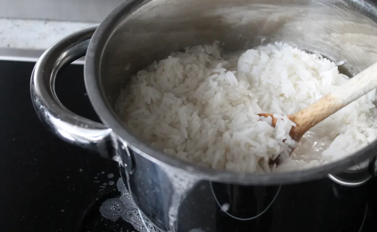 Arroz queimou? Veja como separar os grãos e reduzir o gosto amargo