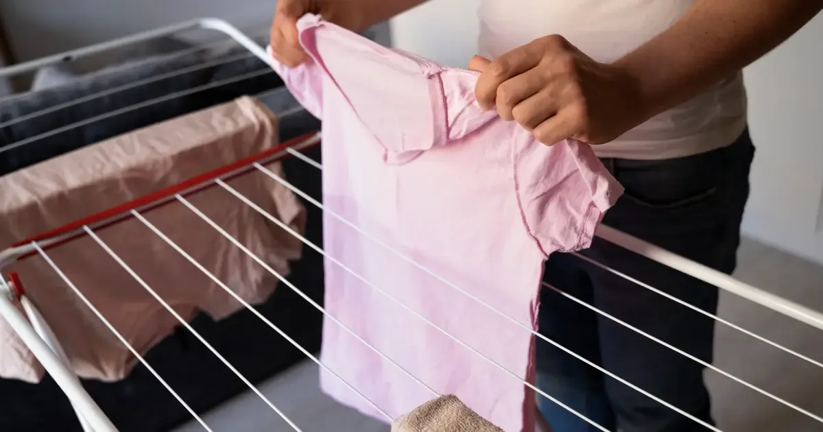 Como secar roupas em casa mais rápido e reduzir o uso do ferro