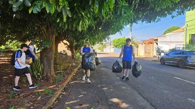 Plogging leva estudantes a recolher resíduos durante caminhada em Campo Grande