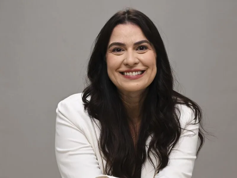 Giselle Freitas aborda autonomia e preconceito em novo livro sobre deficiência