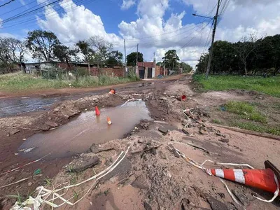 Buraco com lama e água permanece há três meses em rua de Campo Grande
