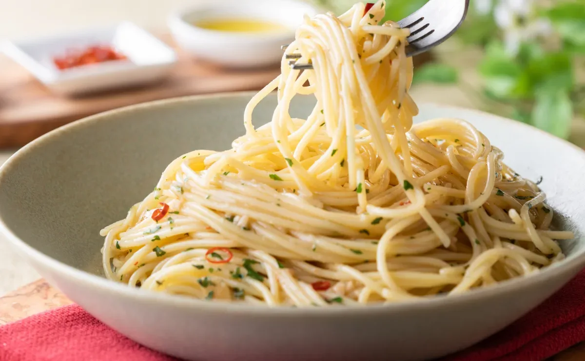 Etiqueta à mesa: como comer macarrão sem cortar os fios