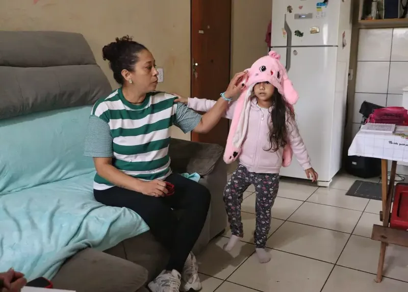 Falta de apoio para os filhos limita avanço profissional de beneficiária
