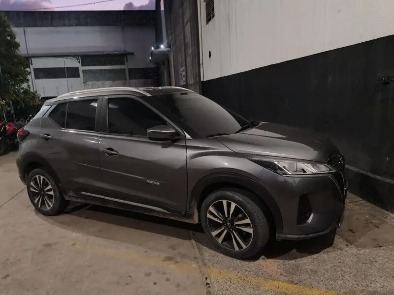 Armas e acessórios são apreendidos em carro roubado em Paulista
