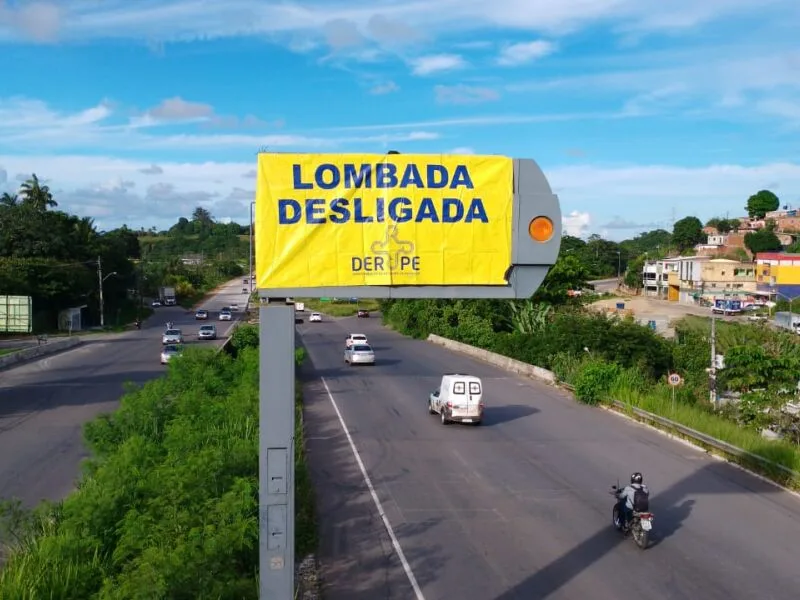 DER-PE instala painéis e reforça orientações na BR-232 durante eleição