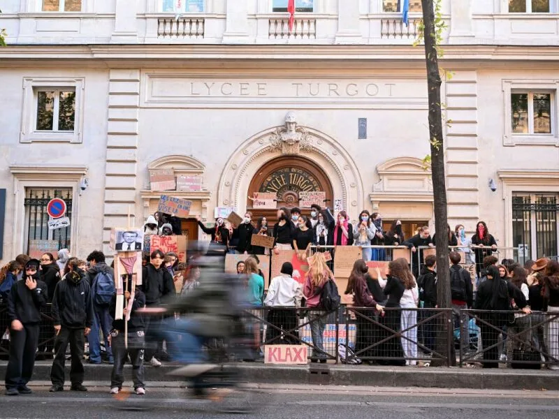 Estudante perde a mão durante protesto em escola na França