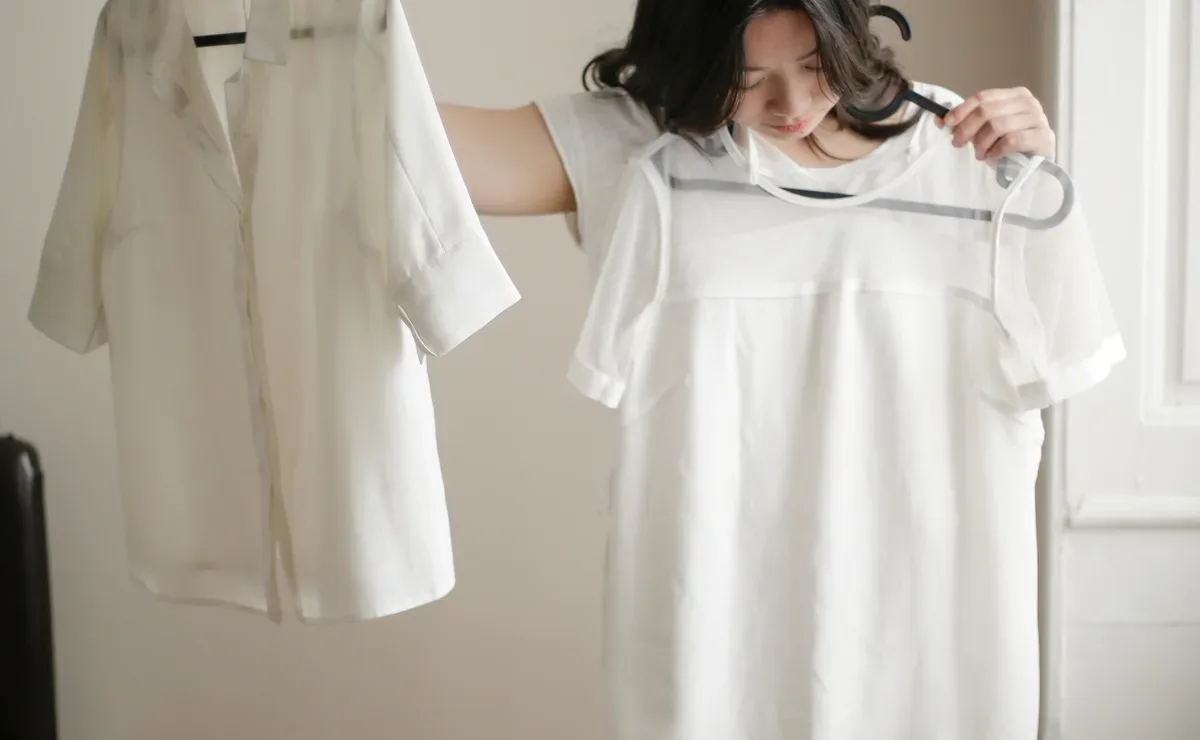 O que pode deixar roupas brancas amareladas e como evitar