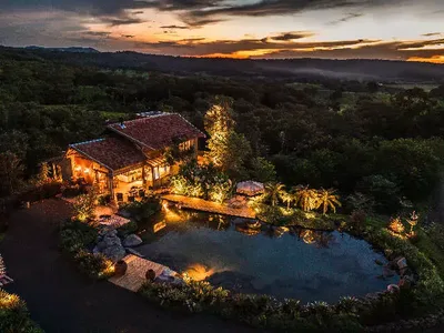 Refúgio no Cerrado reúne cabanas, lago-piscina e espaço para desacelerar