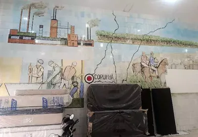 Painel de cerâmica de 1965 sofre danos e aguarda restauração em Corumbá