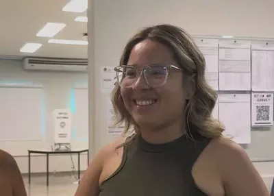 Ana Beatriz estreia no voto aos 16 anos durante viagem da família