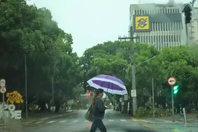 Previsão mantém chuva em Campo Grande até quinta, com máxima de 35°C