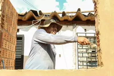 Calor extremo exige pausas, sombra e hidratação no trabalho ao ar livre