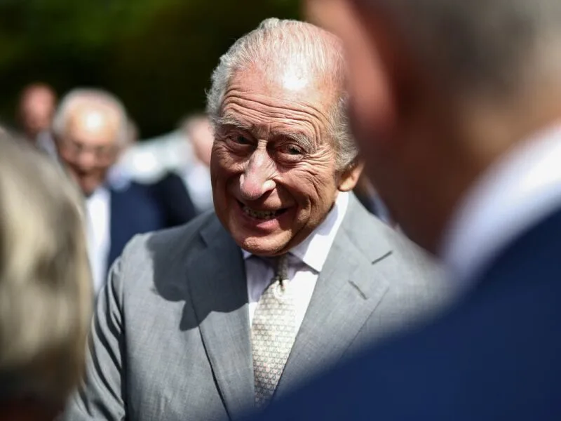 Charles III diz que Harry e Meghan não são membros ativos da realeza