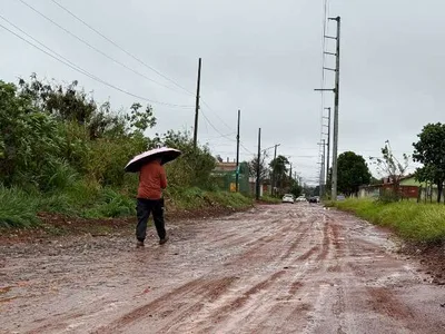 Chuva e lama não impedem eleitores de chegar aos locais de votação