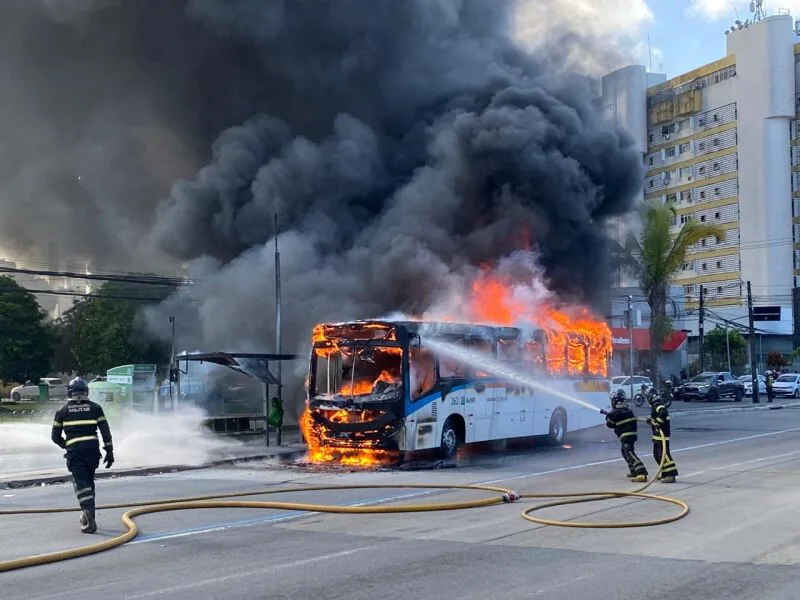 Ônibus pega fogo no Centro do Recife e avenida tem faixa interditada