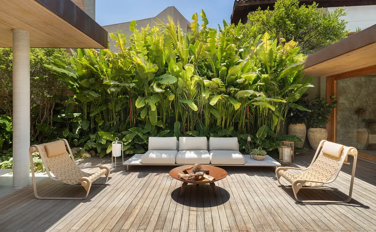 Jardim sensorial combina plantas, materiais e percursos na área externa