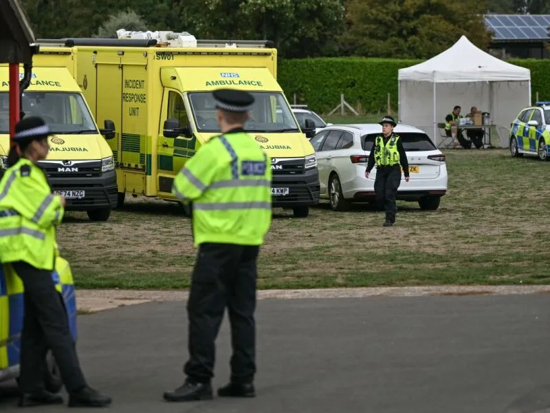 Explosivos levam polícia a retirar moradores de área próxima à base em Fairford