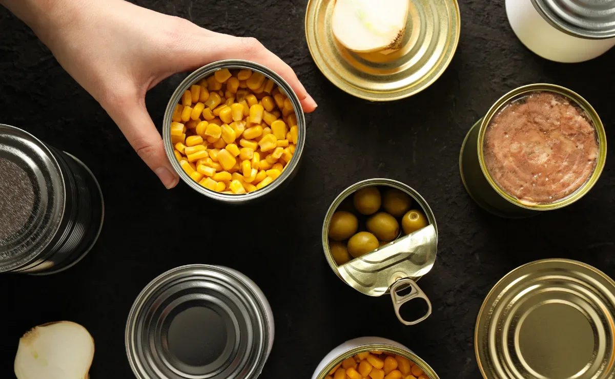 Como armazenar sobras de alimentos enlatados depois de abrir a lata