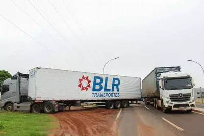 Carreta atola em acesso ao Bairro Noroeste e bloqueia faixa em Campo Grande