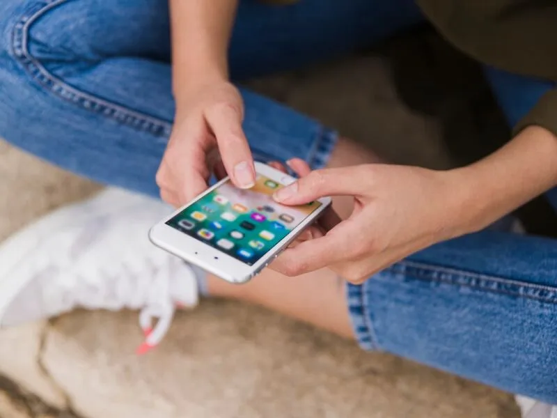 Celular próprio aos 12 anos é associado a sinais de transtorno alimentar aos 14