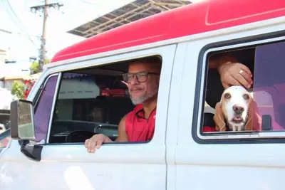 Kombi adaptada transporta até 15 cães e vira atração em Campo Grande
