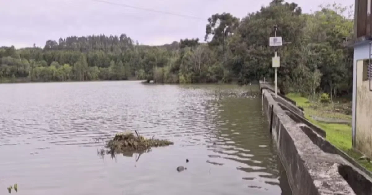 Alerta de barragem leva à retirada de moradores e suspensão de aulas no RS