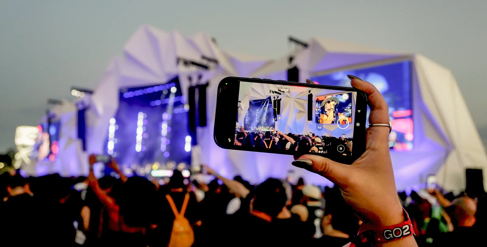 Fãs chegam ao Rock in Rio com capas de chuva e alerta de ventos fortes