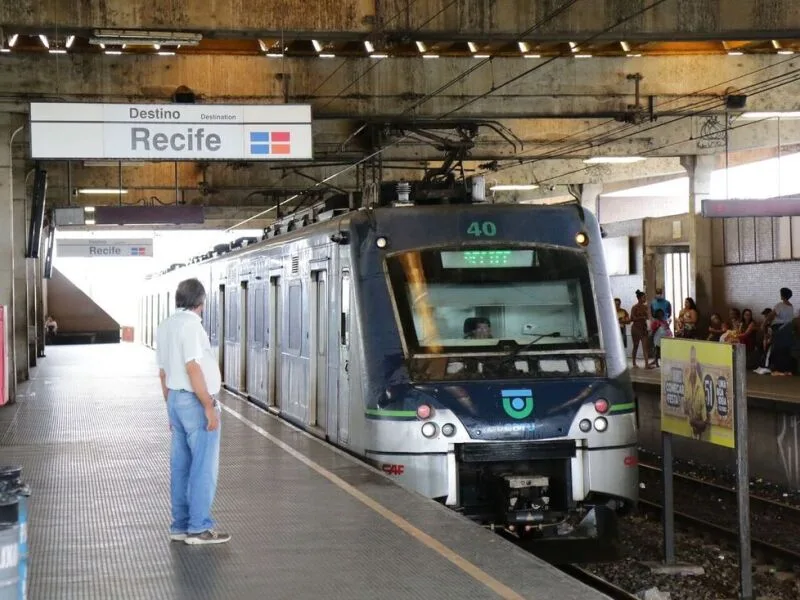 Ônibus ganham reforço durante fechamento antecipado da Linha Centro no Recife
