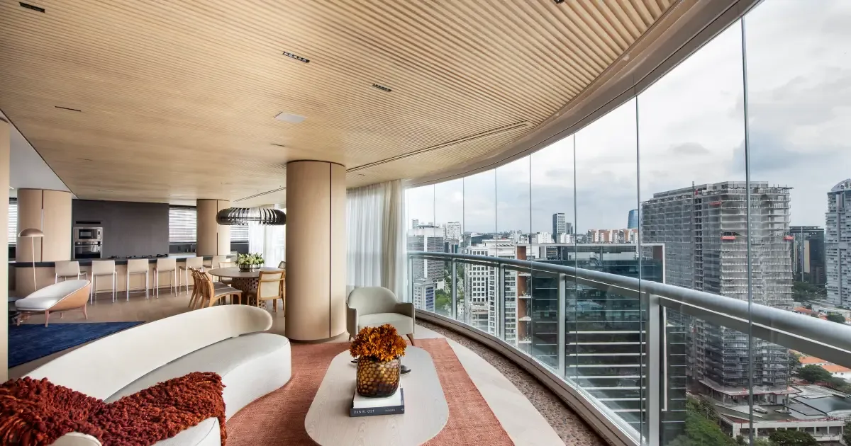 Ilha curva organiza apartamento de 350 m² com ambientes integrados