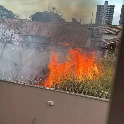 Incêndio em terreno no Jardim São Lourenço leva fuligem para casas vizinhas