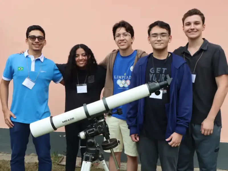 Biatriz Silva viaja ao Vietnã para representar o Brasil na olimpíada de astronomia