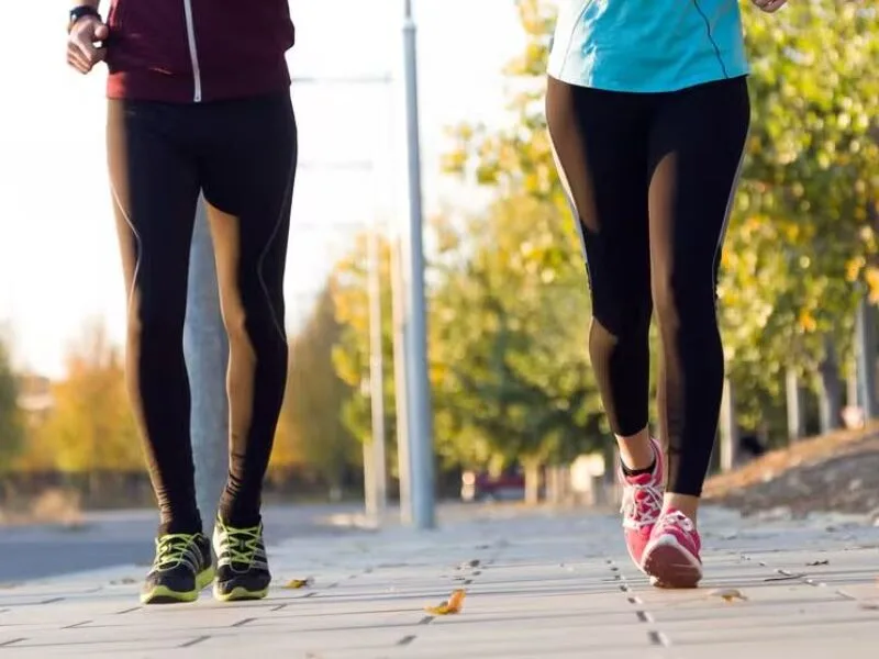 Caminhada diária se relaciona a mudanças no cérebro e à saúde mental na adolescência