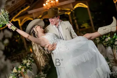 Casal troca alianças por marca no couro em casamento com estilo country