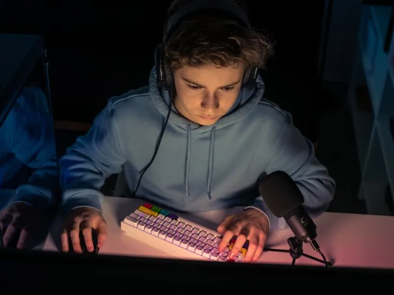 Relatório aponta redes sociais e jogos como canais de abuso infantil online