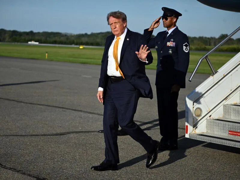 Boné no dia seguinte reacende dúvidas sobre cabelo de Trump