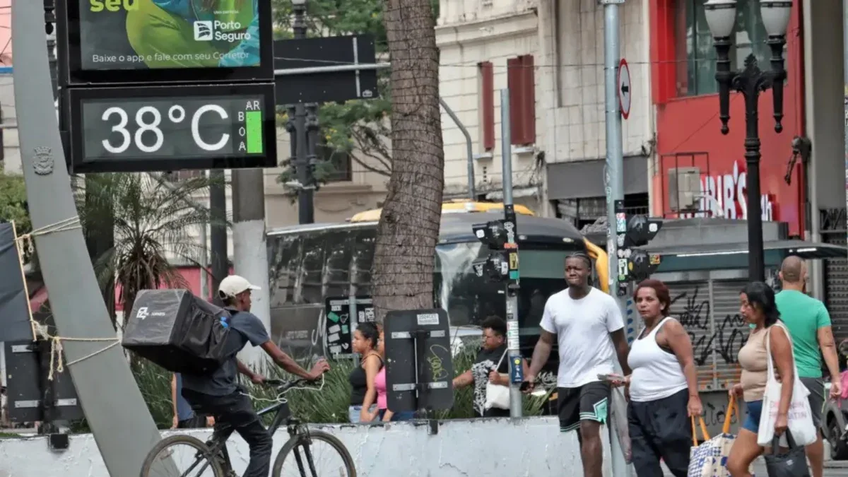 Calor acima da média convive com chuvas e frente fria no Sul