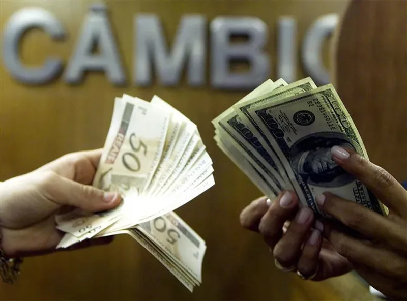 Dólar tem pouca variação enquanto mercado acompanha pesquisa e reunião no STF