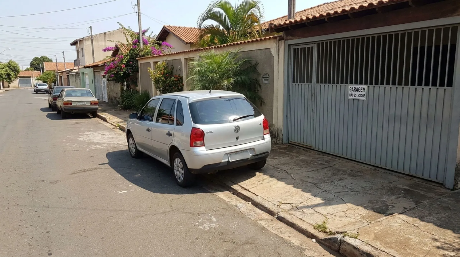 Portão fechado não libera estacionamento diante de entrada de garagem