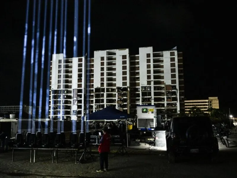 La Guaira homenageia vítimas de terremotos com vigília e luz no céu