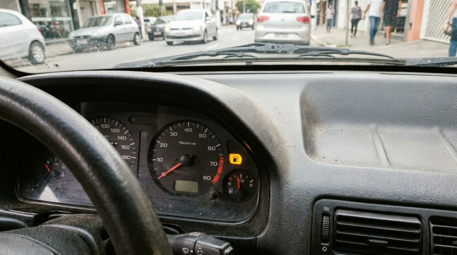 Pane seca pode gerar multa mesmo com carro parado no acostamento