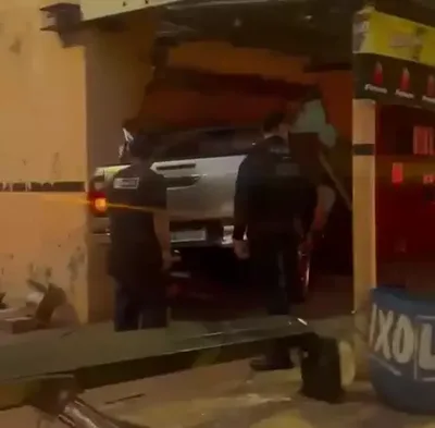 Caminhonete furtada bate em mercado e causa danos estimados em R$ 80 mil
