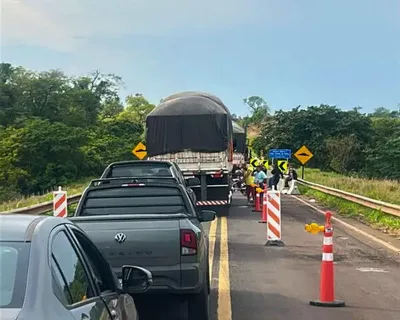 Caminhões bloqueiam ponte da MS-040 e causam espera de até duas horas