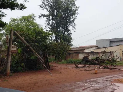 Fiação baixa em frente a escola preocupa famílias no Jardim Santa Emília