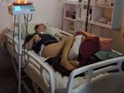 Paciente depende de extensão elétrica após temporal deixar casa sem luz