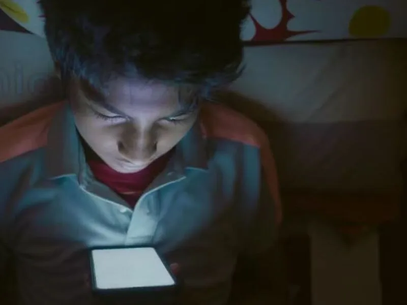 Califórnia mira algoritmos e chatbots em novas regras para proteger crianças