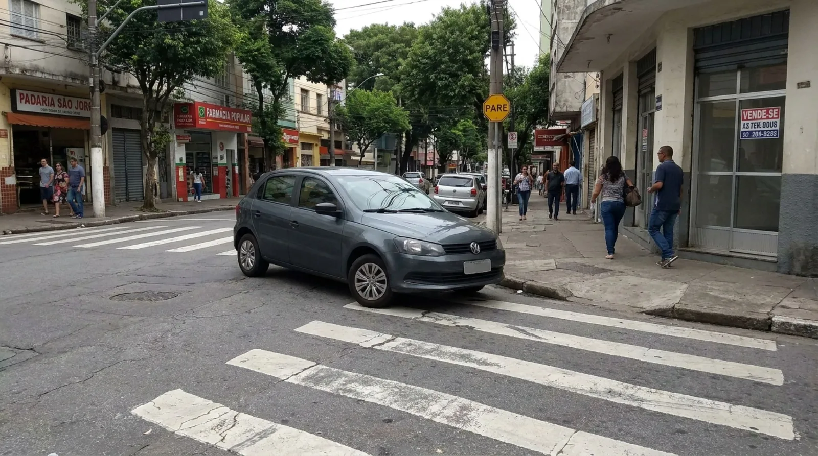Carro sobre parte da faixa de pedestres pode gerar multa e remoção