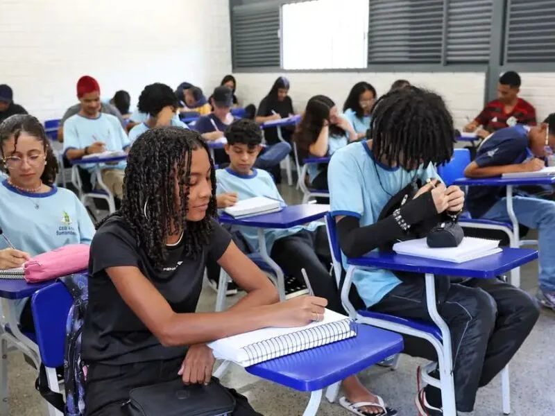 OCDE aponta diferença de conclusão do ensino médio entre homens e mulheres no Brasil